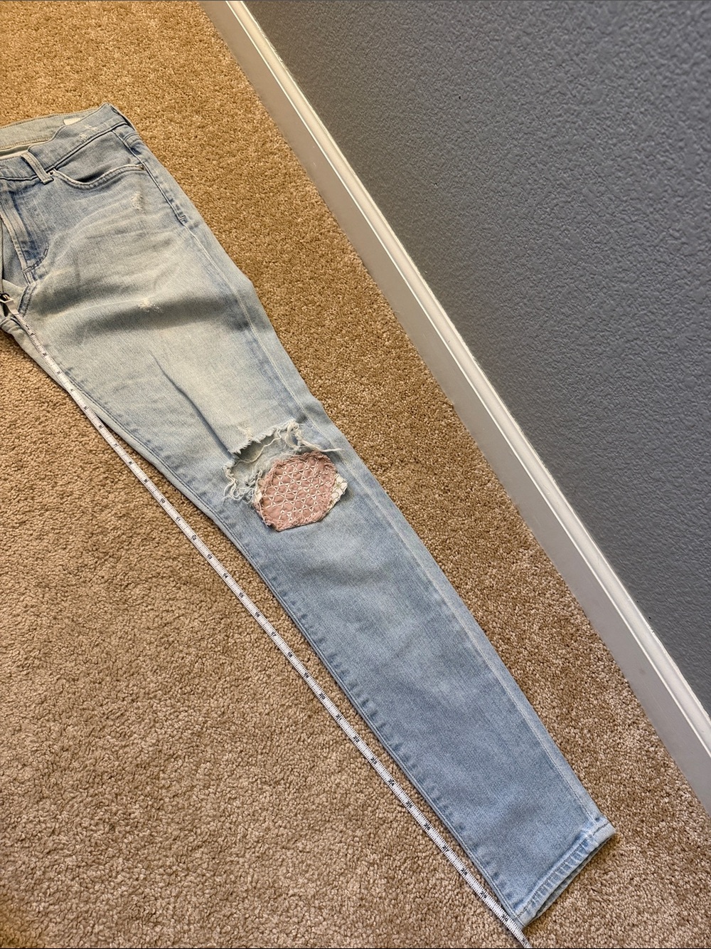 Agolde Sophie Light Wash Skinny Jeans with Pink Patch Size 27 - Picture 6 of 12
